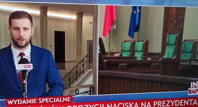 W TVP Info „4 jeźdźców opozycji” i Tusk na żywo. Komentator stacji krytykuje