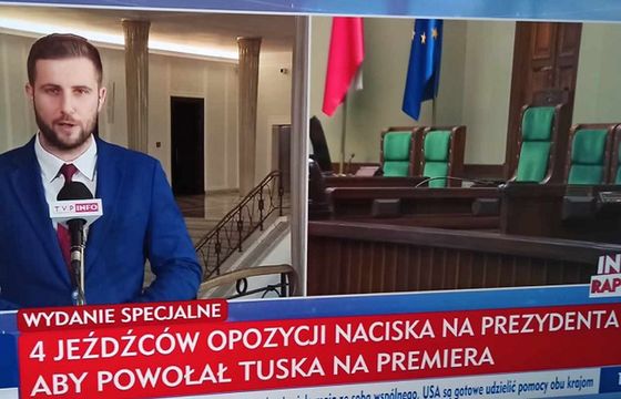 W TVP Info „4 jeźdźców opozycji” i Tusk na żywo. Komentator stacji krytykuje