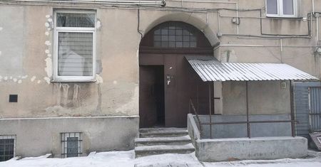 Zwłoki 24-latki ukryte w wersalce. Policjanci zatrzymali poszukiwanego mężczyznę