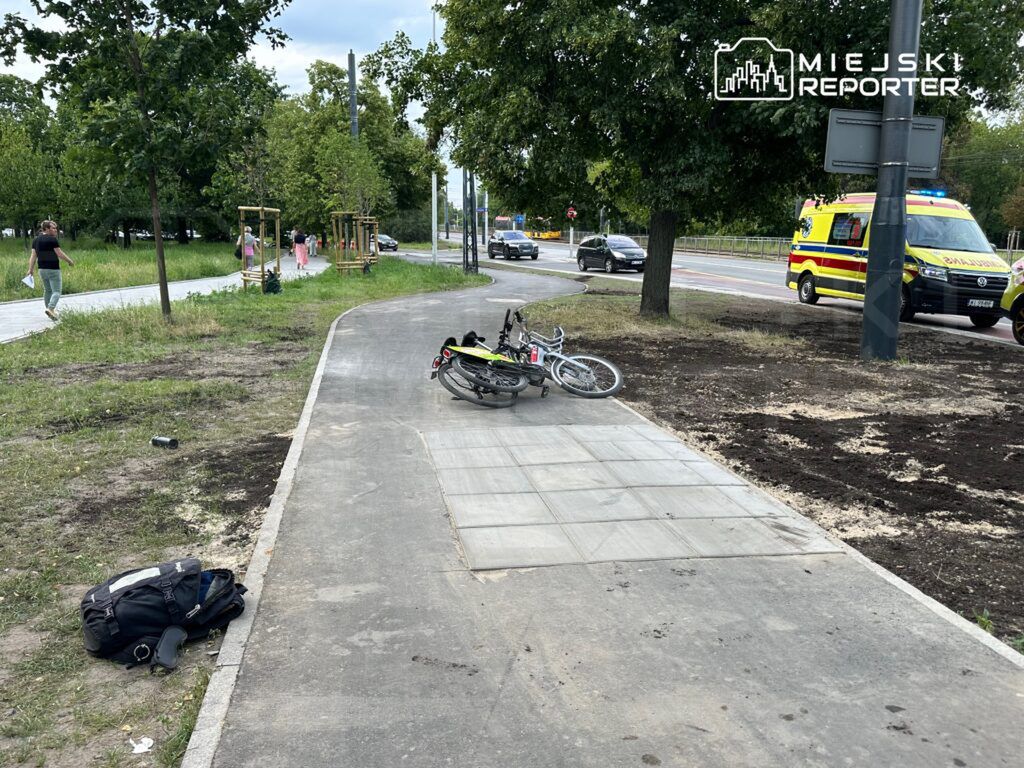 Warszawa. Zderzenie rowerzystów na nowej drodze dla rowerów. Jedna osoba ranna