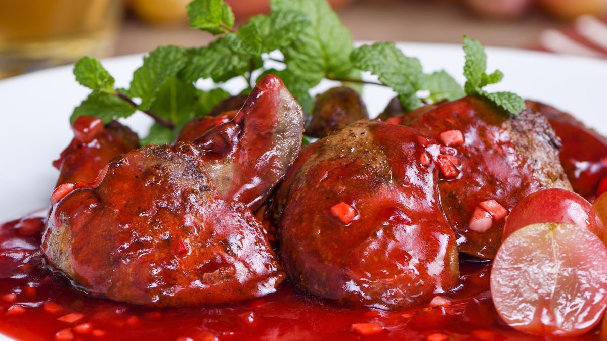 Smażoną wątróbkę polewam sosem malinowym