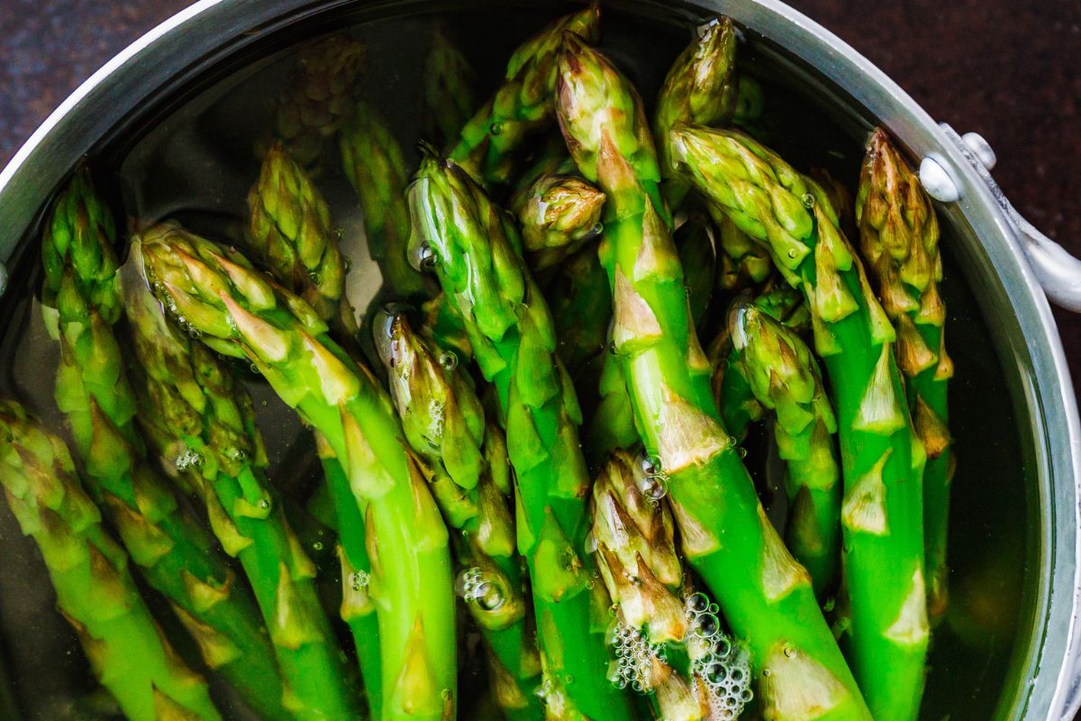 Dodaj do gotowania szparagów. Cała gorycz zniknie i zachowają piękny kolor