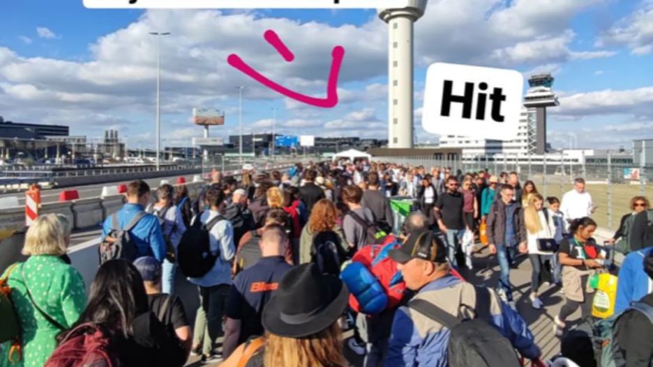 Kolejka do wejścia na lotnisko w Amsterdamie 