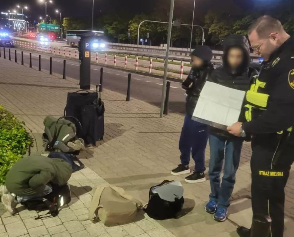 Ciężarna Ukrainka koczowała z dziećmi na ulicy. Kobiecie pomogli strażnicy miejscy