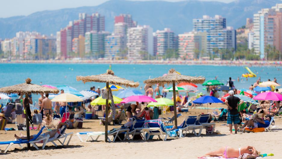 Za nieprzestrzeganie przepisów na plażach w Hiszpanii można zapłacić wysokie mandaty. Na zdjęciu plaża w Cullerze