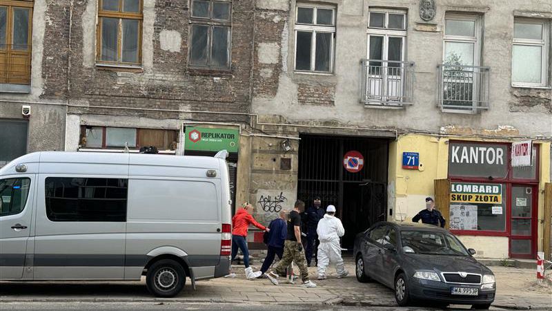 W tej kamienicy na warszawskiej Woli odkryto ciała 4 mężczyzn