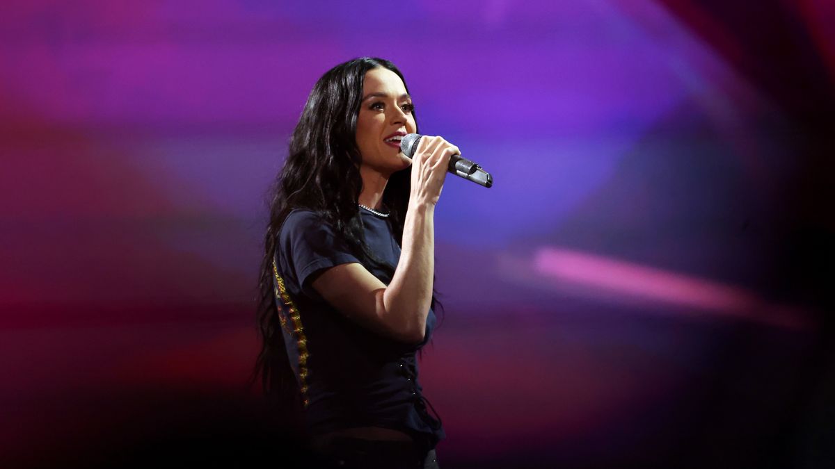 INGLEWOOD, CALIFORNIA - JANUARY 30: Katy Perry performs onstage during the FIREAID Benefit Concert for California Fire Relief at Intuit Dome on January 30, 2025 in Inglewood, California. (Photo by Amy Sussman/Getty Images for FIREAID)