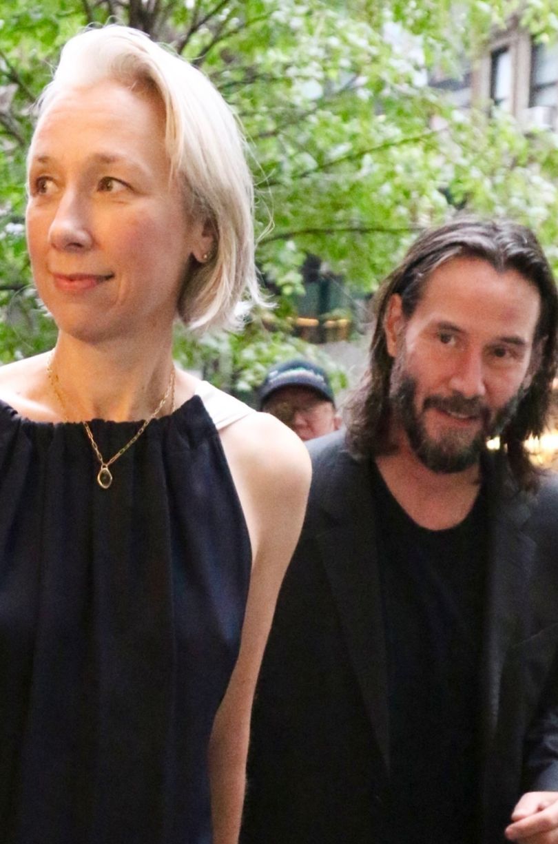 Keanu Reeves i Alexandra Grant maszerują na Broadway, trzymając się za ręce