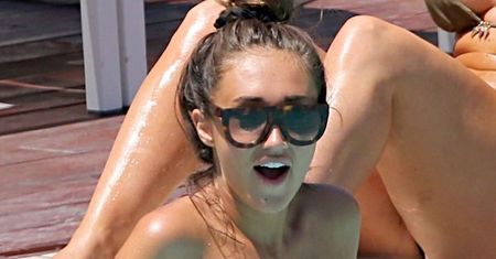 "Celebrity Big Brother": Megan McKenna walczy z niesfornym bikini