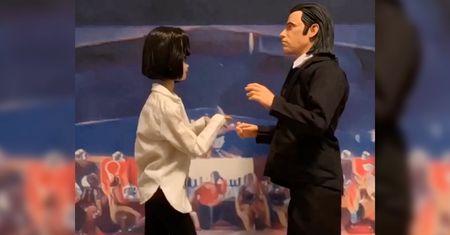 Lalki Barbie jako aktorzy. Fotograf odtwarza znane sceny z filmów i teledyski
