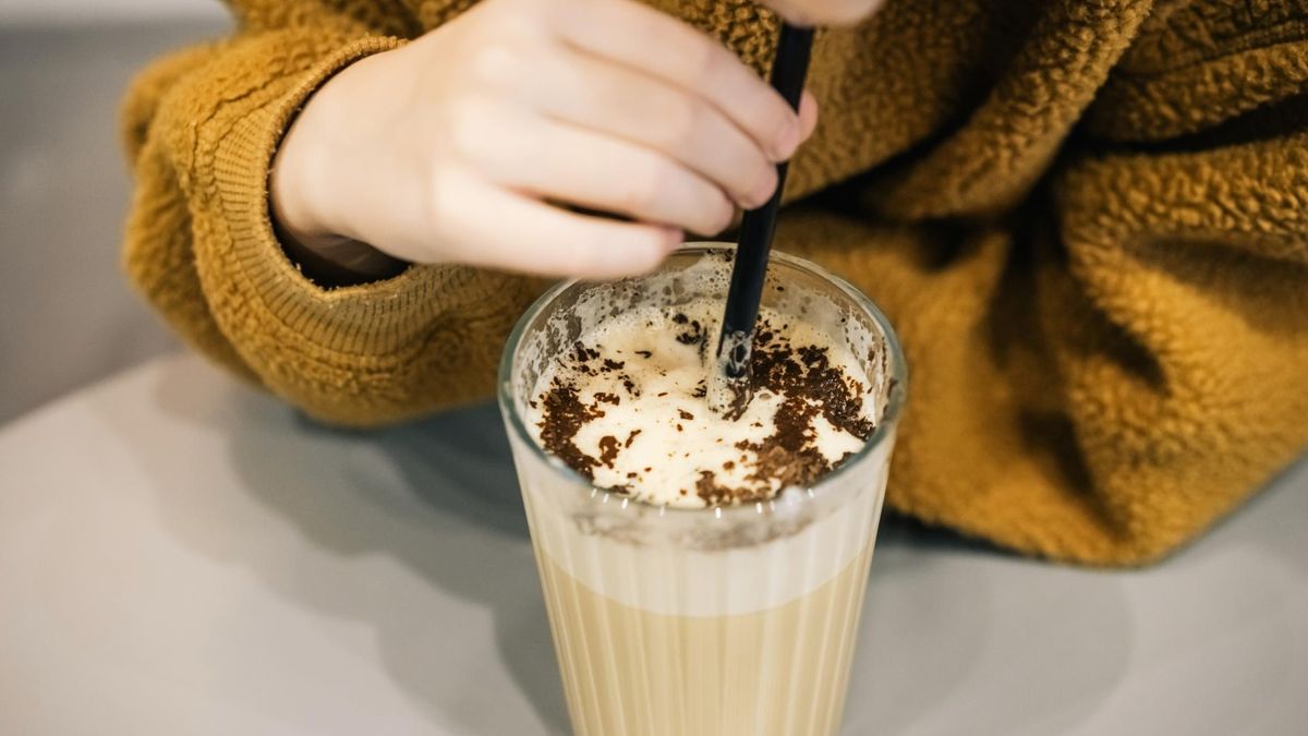 Gorąca czekolada i sezonowe latte? Ten składnik może uderzać w zdrowie kości