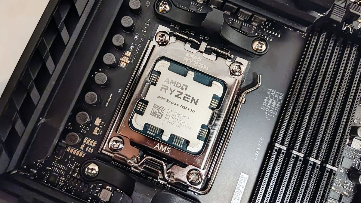 Procesor AMD Ryzen 9 7950X3D pod gniazdo AM5