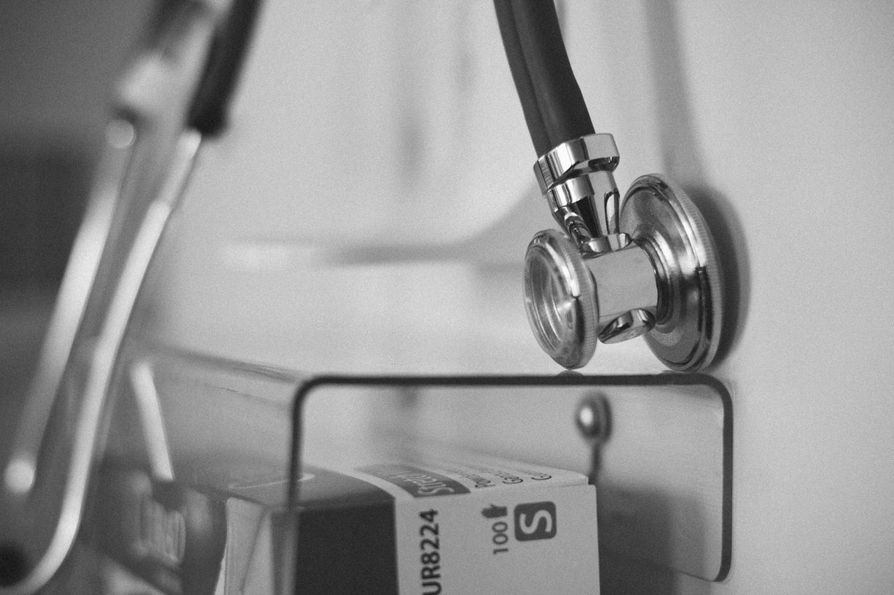 Dramat w Krakowie! Lekarz nie żyje po ataku nożownika – nowe szczegóły tragedii