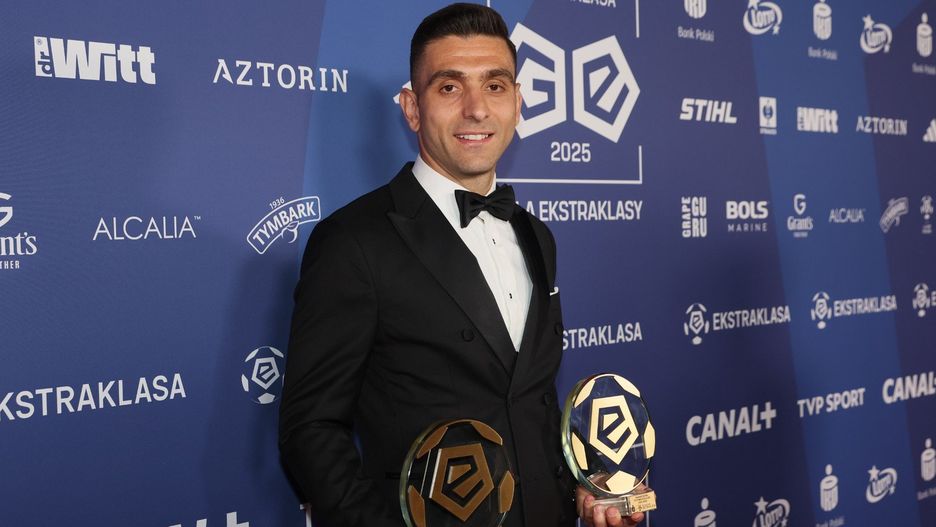 Piłkarz Pogoni Szczecin - Efthymis Koulouris pozuje do zdjęcia podczas Gali Ekstraklasy, zorganizowanej na zakończenie sezonu piłkarskiej ekstraklasy