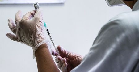 Negacjonista ukarany. Włoskiemu lekarzowi zabrali 20 proc. pensji