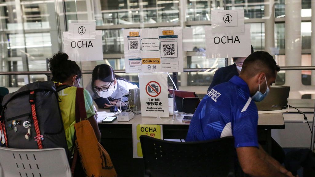 Zdjęcie okładkowe artykułu: Getty Images / Elif Ozturk Ozgoncu / Na zdjęciu: jeden z etapów kontroli na lotnisku w Tokio