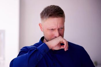 To nie brak higieny. Specyficzny odór ostrzega o chorej wątrobie