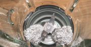 Folię aluminiową zwijam w kulkę i wrzucam do blendera. Irytujący problem mam z głowy