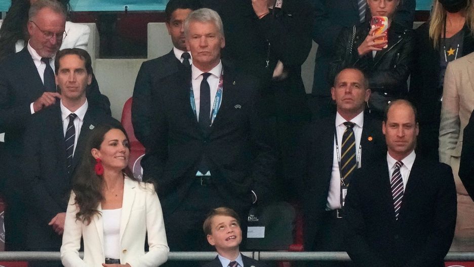 Kate Middleon, książę William i książę George na trybunach podczas meczu Anglia-Włochy