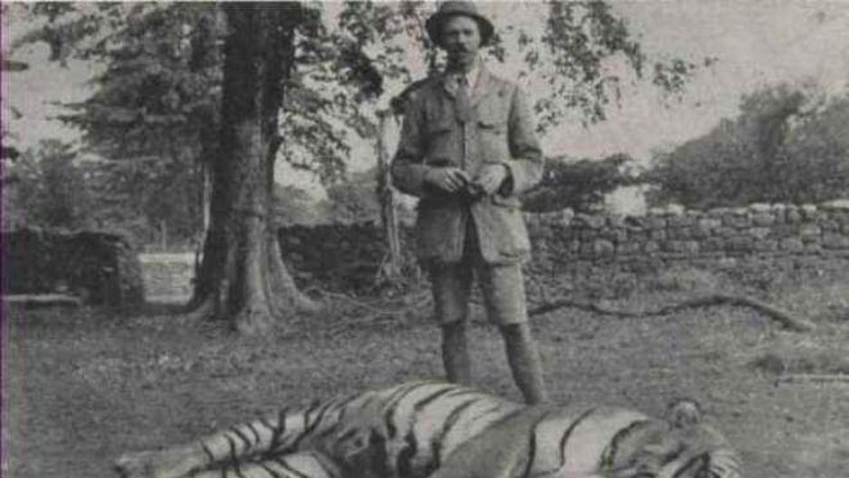 Jim Corbett z jedną ze swoich ofiar
