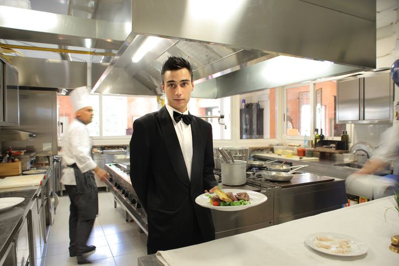 Student dzienny może dorabiać w weekendy jako kelner