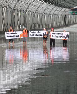 Po kolana w wodzie z transparentami. Protest na S8