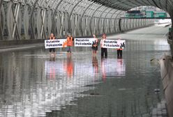 Po kolana w wodzie z transparentami. Protest na S8