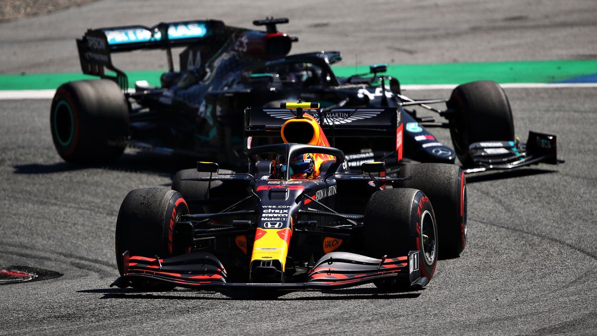 Zdjęcie okładkowe artykułu: Materiały prasowe / Red Bull / Na zdjęciu: Alexander Albon przed Lewisem Hamiltonem