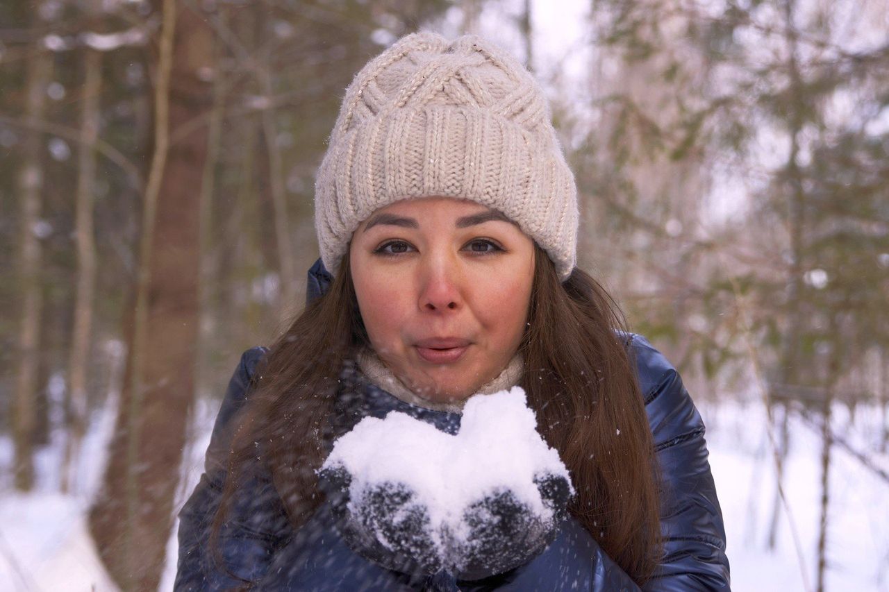 Co na czerwony nos? Zimą przypadłość ta daje się we znaki. Zobacz, skąd się bierze i jak zmniejszyć zaczerwienienie nosa