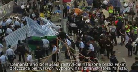 Policja usuwa barykady ze strefy protestów