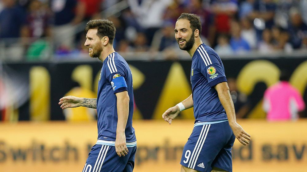 Zdjęcie okładkowe artykułu: Getty Images / Bob Levey / Na zdjęciu: Lionel Messi (L) i Gonzalo Higuain (P) 
