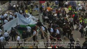 Policja usuwa barykady ze strefy protestów
