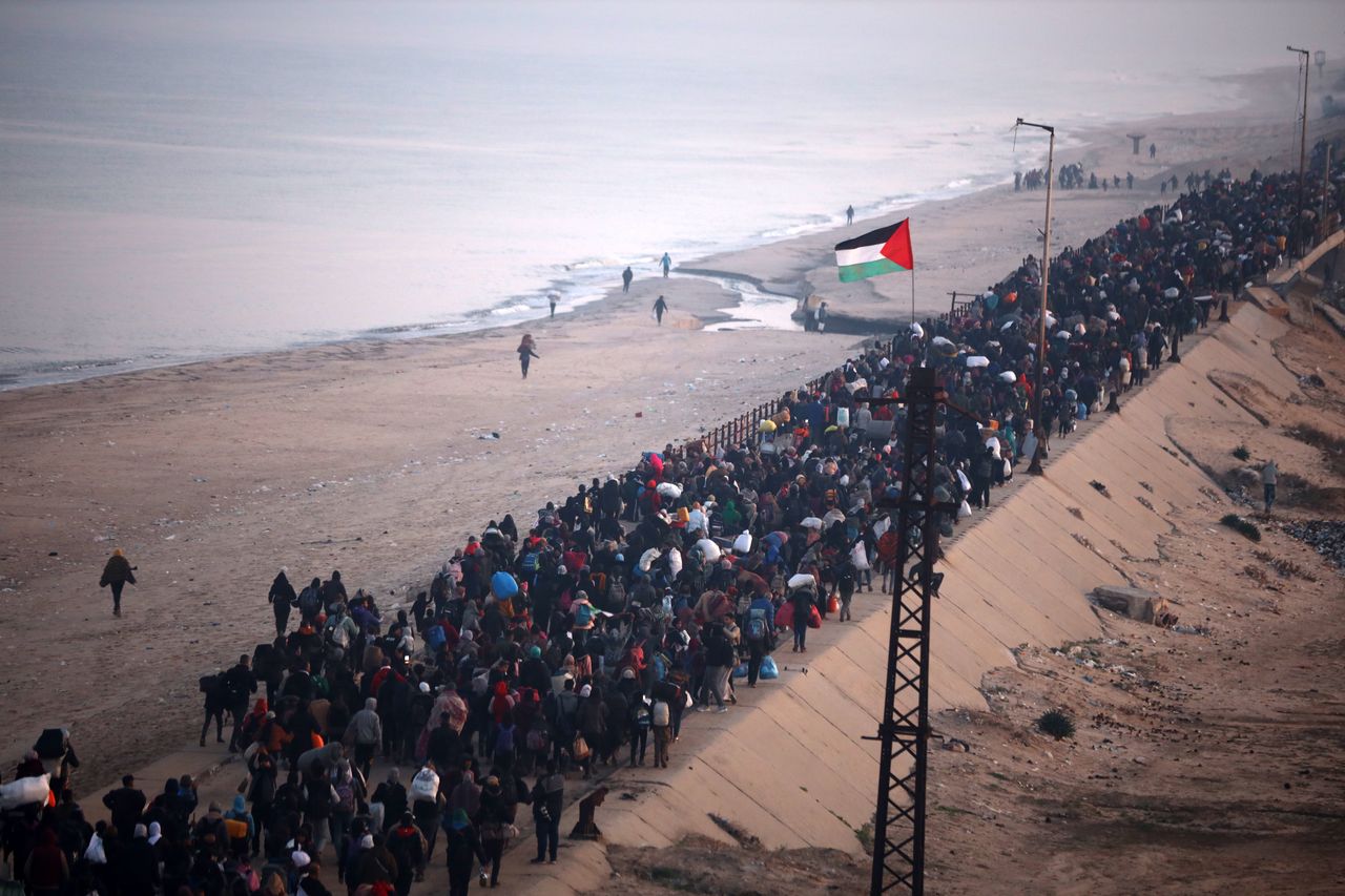 American commandos man Gaza checkpoint during fragile truce