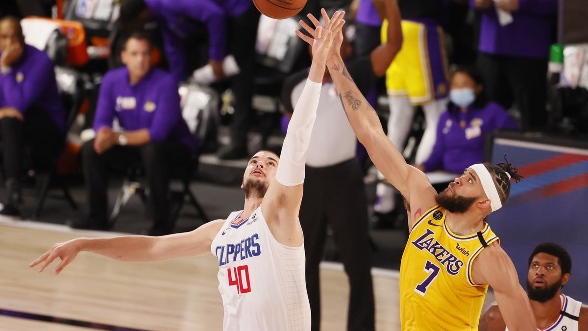 PAP/EPA / RIK S. LESSER / Na zdjęciu: Ivica Zubac (z lewej) i JaVale McGee 