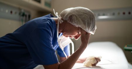 Pandemia odbija się na zdrowiu medyków. Bagatelizowanie tego jest niebezpieczne