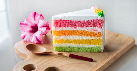 Tort tęczowy - sztuczne barwniki, biszkopt, masa