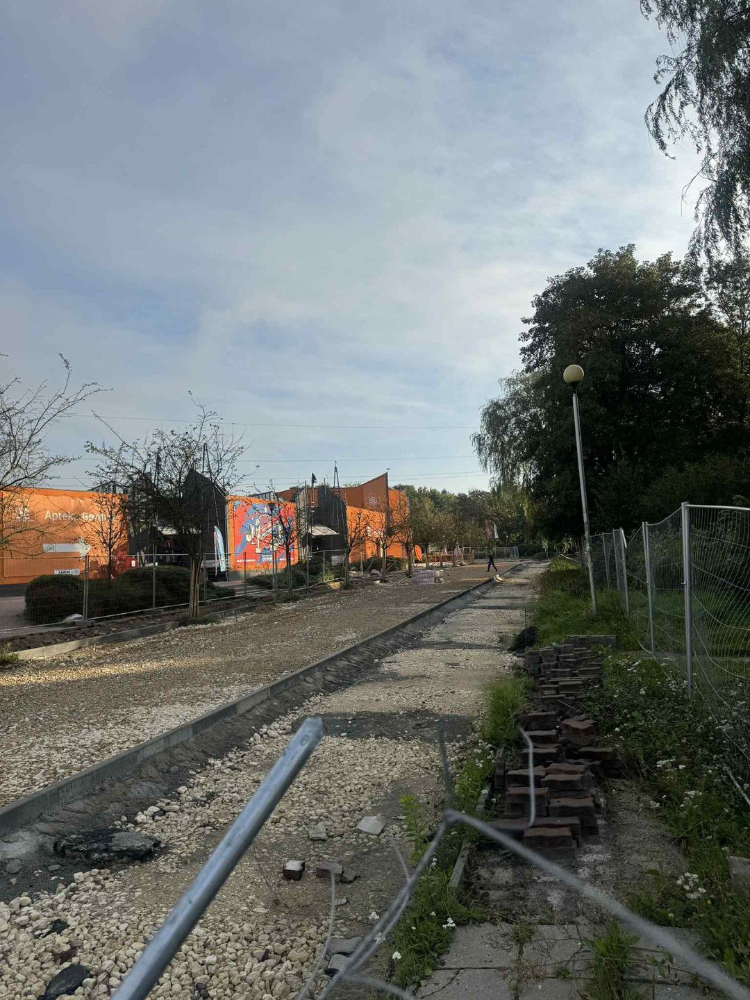 Modernizacja Promenady Czesława Niemena w Częstochowie, rozpoczęta w lipcu 2025 roku, od kilku tygodni stoi w miejscu.