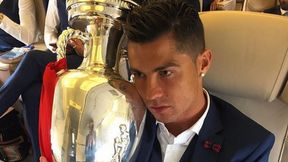 Ronaldo pokazuje, ile znaczy dla niego puchar. Całuje go, tuli. I ten podpis!