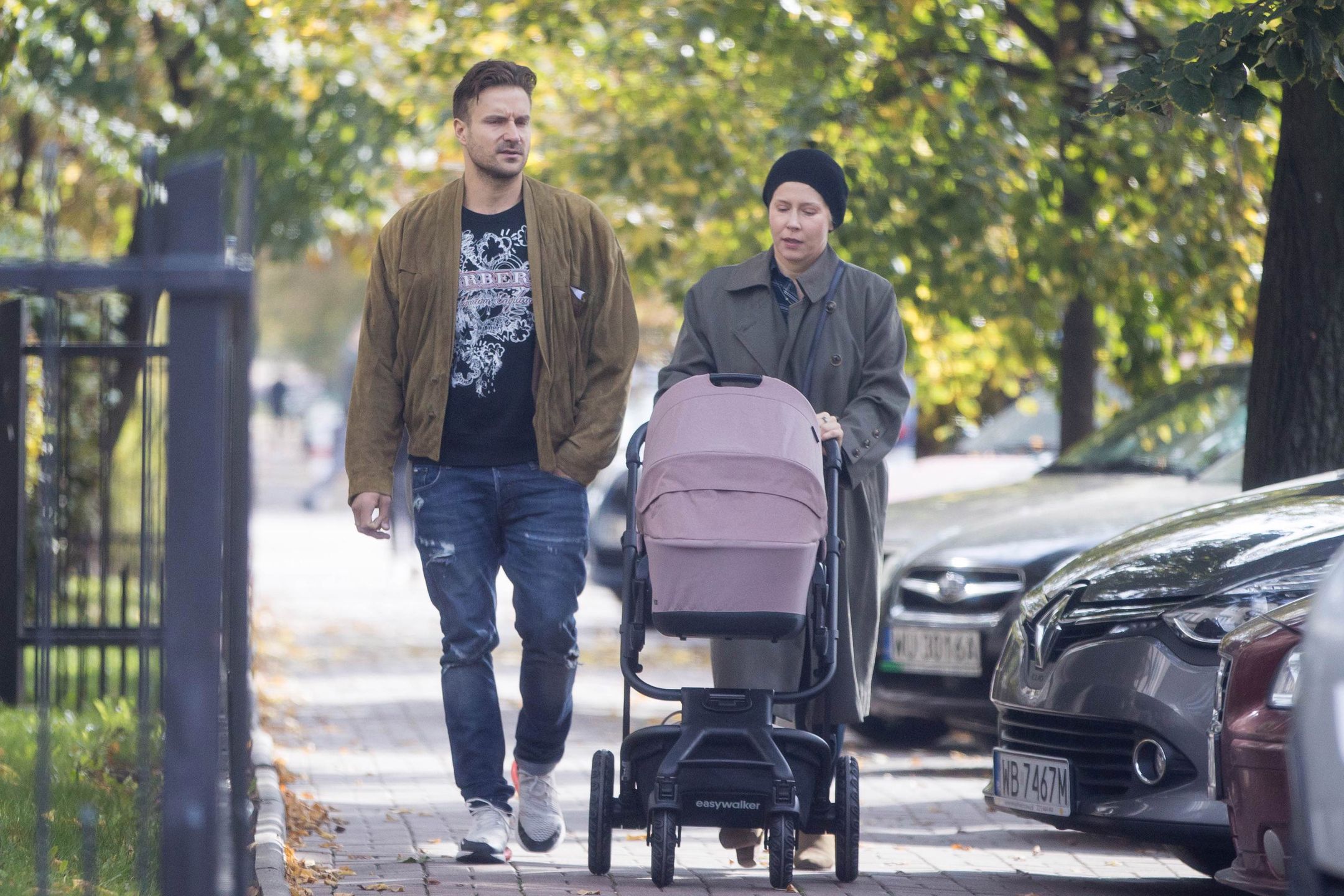 Kasia Warnke i Piotr Stramowski na spacerze z córką