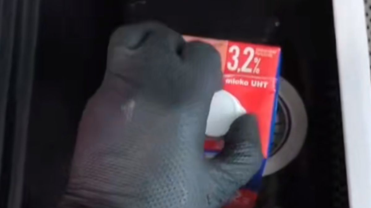 Kupił mleko w kartonie i pokazał, co w nim znalazł.