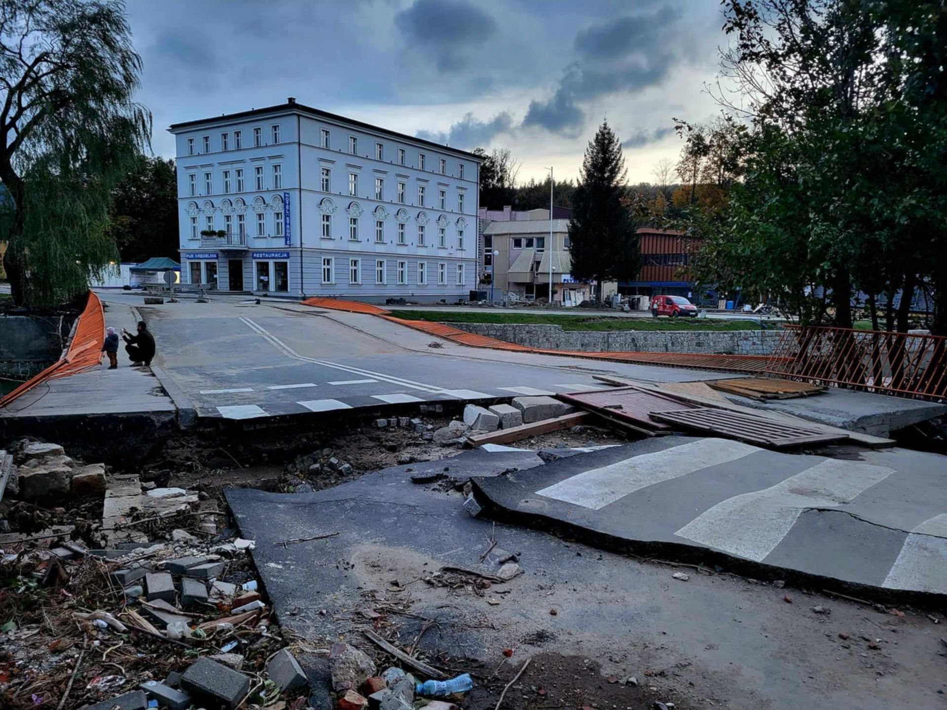 Woda uszkodziła drogi i zniszczyła gazociągi