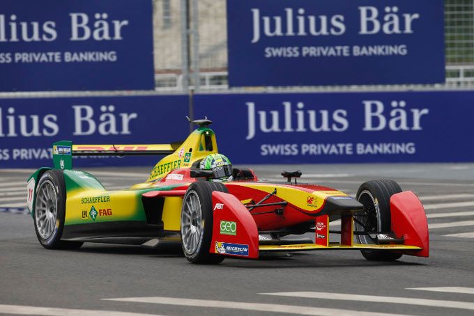 Lucas di Grassi z Audi Sport Abt wygrywa pierwszy wyścig Formuły E 1
