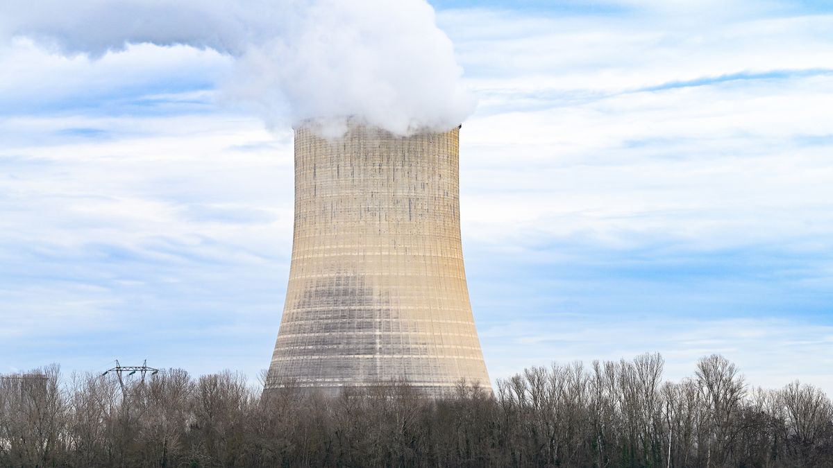 The Golfech nuclear power plant during a protest of French farmers from the Occitanie region in Valence d'Agen, southern France, 22 January 2024. Their demonstration no longer allows access to the Golfech nuclear power plant and highways are blocked. The farmers' demonstration was called by The Regional Federation of Farmers' Unions (FRSEA) and the Young Farmers of Occitanie under the slogan 'We walk on our heads' (meaning this makes no sense) to denounce tax increases and government policy. EPA/CAROLINE BLUMBERG Dostawca: PAP/EPA.