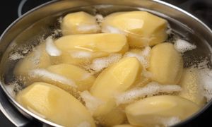 Najgorszy moment na posolenie ziemniaków. Przez to gotują się dłużej