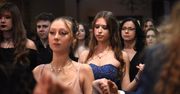 Zielona Góra: W tej szkole dopina się skrzydła, by młodzi mogli polecieć świat. A tak bawili się na najważniejszym balu