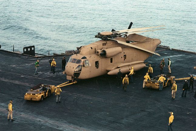 Jeden ze śmigłowców Sea Stallion, przygotowywany do operacji Orli Szpon na pokładzie lotniskowca USS Nimitz. Widoczne zamalowane oznaczenia identyfikacyjne.