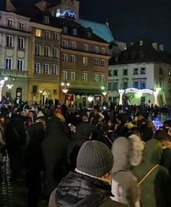 Koronawirus. "Jarmark" na Placu Zamkowym. Południowcy cierpią, stolica bawi się w najlepsze