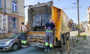 Zarobki kierowców śmieciarek. Oto ile dostają "na rękę"
