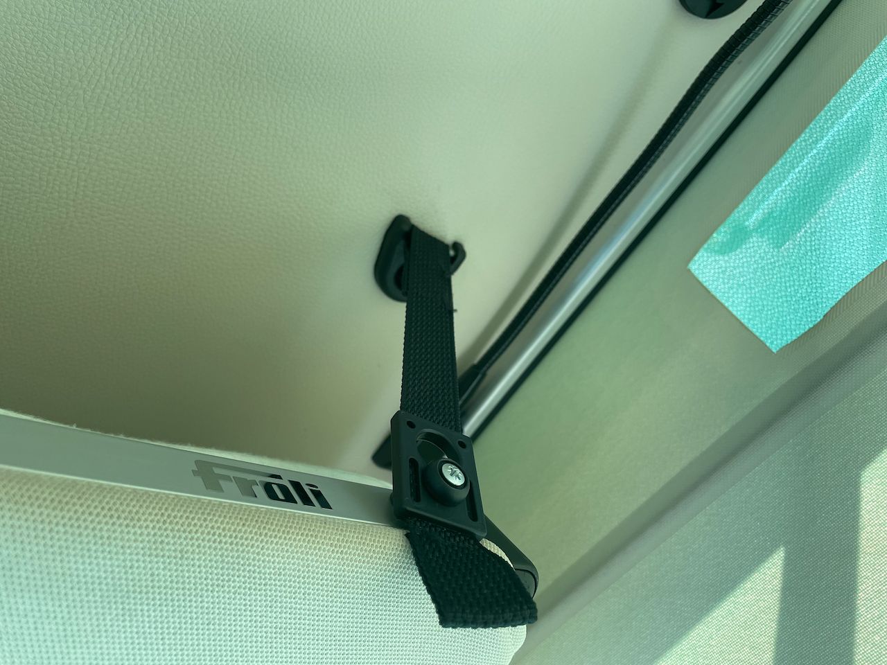 W Mercedesie Marco Polo trzeba ją podnieść, przytrzymać jedną ręką, drugą zakładając zaczep paska na haczyk