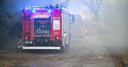 Strażacy walczyli z ogniem. "Pod płonącym dachem zbiornik z metanem"